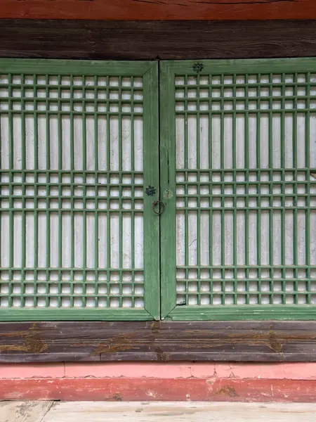 Hanok 'un sessiz gölgeleri ve doğal dokuları seni huzur ve nostalji alanına davet ediyor..