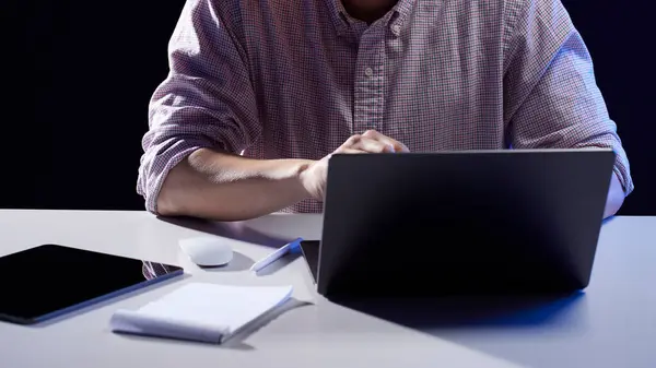 Modern bir iş ortamında birlikte çalışan ve fikirleri paylaşan insanlar..