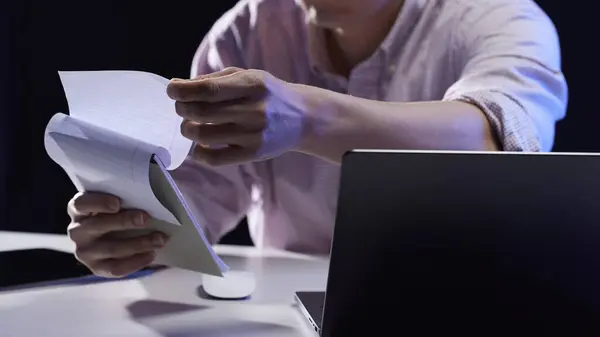 Modern bir iş ortamında birlikte çalışan ve fikirleri paylaşan insanlar..