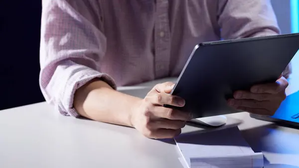 Modern bir iş ortamında birlikte çalışan ve fikirleri paylaşan insanlar..