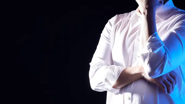 Modern bir iş ortamında birlikte çalışan ve fikirleri paylaşan insanlar..