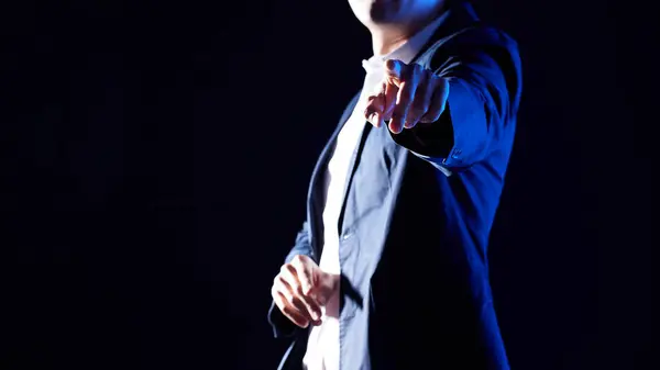 Modern bir iş ortamında birlikte çalışan ve fikirleri paylaşan insanlar..