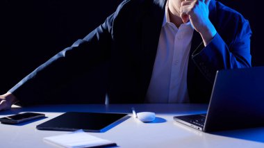 Modern bir iş ortamında birlikte çalışan ve fikirleri paylaşan insanlar..