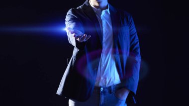 Modern bir iş ortamında birlikte çalışan ve fikirleri paylaşan insanlar..