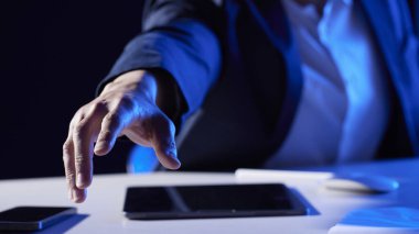 Modern bir iş ortamında birlikte çalışan ve fikirleri paylaşan insanlar..