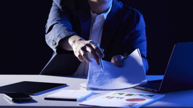 Modern bir iş ortamında birlikte çalışan ve fikirleri paylaşan insanlar..