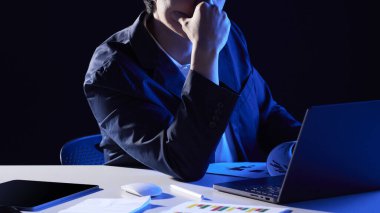 Modern bir iş ortamında birlikte çalışan ve fikirleri paylaşan insanlar..