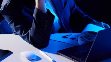 Modern bir iş ortamında birlikte çalışan ve fikirleri paylaşan insanlar..