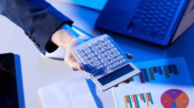 Modern bir iş ortamında birlikte çalışan ve fikirleri paylaşan insanlar..