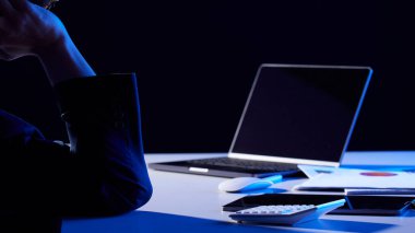 Modern bir iş ortamında birlikte çalışan ve fikirleri paylaşan insanlar..