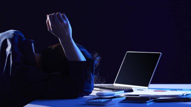 Modern bir iş ortamında birlikte çalışan ve fikirleri paylaşan insanlar..