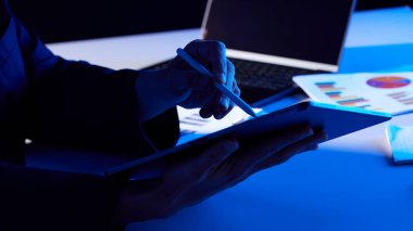 Modern bir iş ortamında birlikte çalışan ve fikirleri paylaşan insanlar..