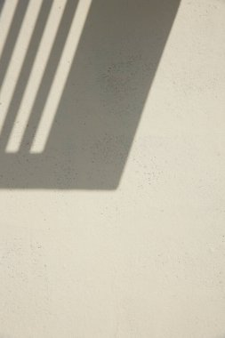 Yumuşak ışık ve gölgeler basit dokulu duvarlarda.