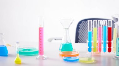 Modern Laboratuvar Ayarlarında Bilimsel Deneyler Yapan Eller.