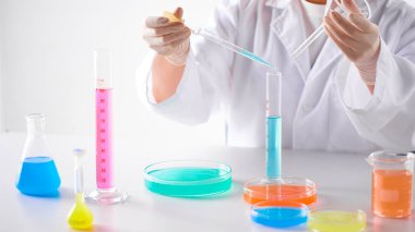 Modern Laboratuvar Ayarlarında Bilimsel Deneyler Yapan Eller.