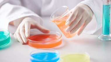 Modern Laboratuvar Ayarlarında Bilimsel Deneyler Yapan Eller.