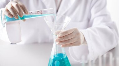 Modern Laboratuvar Ayarlarında Bilimsel Deneyler Yapan Eller.