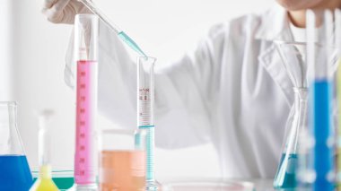 Modern Laboratuvar Ayarlarında Bilimsel Deneyler Yapan Eller.