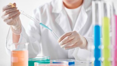 Modern Laboratuvar Ayarlarında Bilimsel Deneyler Yapan Eller.