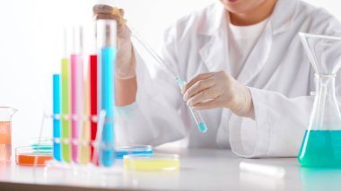 Modern Laboratuvar Ayarlarında Bilimsel Deneyler Yapan Eller.