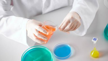 Modern Laboratuvar Ayarlarında Bilimsel Deneyler Yapan Eller.