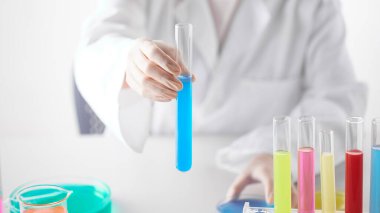 Modern Laboratuvar Ayarlarında Bilimsel Deneyler Yapan Eller.