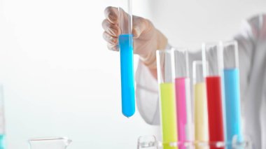 Modern Laboratuvar Ayarlarında Bilimsel Deneyler Yapan Eller.