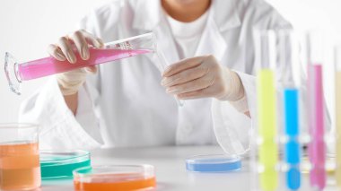 Modern Laboratuvar Ayarlarında Bilimsel Deneyler Yapan Eller.