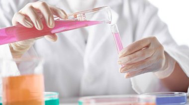 Modern Laboratuvar Ayarlarında Bilimsel Deneyler Yapan Eller.