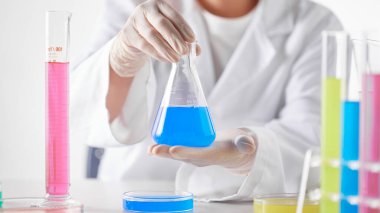 Modern Laboratuvar Ayarlarında Bilimsel Deneyler Yapan Eller.