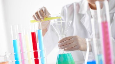 Modern Laboratuvar Ayarlarında Bilimsel Deneyler Yapan Eller.