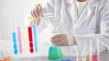 Modern Laboratuvar Ayarlarında Bilimsel Deneyler Yapan Eller.