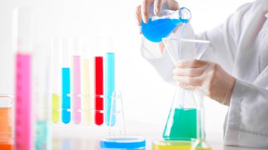 Modern Laboratuvar Ayarlarında Bilimsel Deneyler Yapan Eller.