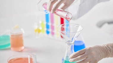 Modern Laboratuvar Ayarlarında Bilimsel Deneyler Yapan Eller.