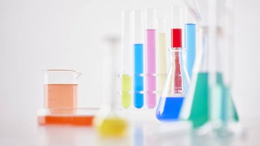 Modern Laboratuvar Ayarlarında Bilimsel Deneyler Yapan Eller.