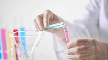 Modern Laboratuvar Ayarlarında Bilimsel Deneyler Yapan Eller.