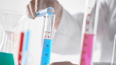 Modern Laboratuvar Ayarlarında Bilimsel Deneyler Yapan Eller.