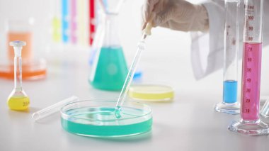Modern Laboratuvar Ayarlarında Bilimsel Deneyler Yapan Eller.
