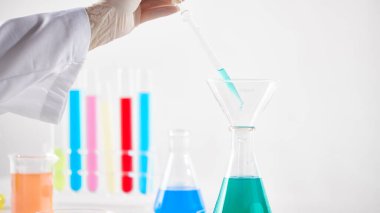 Modern Laboratuvar Ayarlarında Bilimsel Deneyler Yapan Eller.