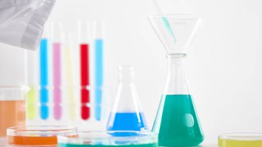 Modern Laboratuvar Ayarlarında Bilimsel Deneyler Yapan Eller.