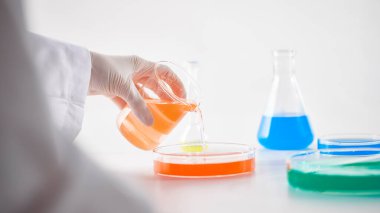Modern Laboratuvar Ayarlarında Bilimsel Deneyler Yapan Eller.