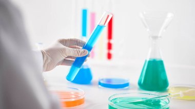 Modern Laboratuvar Ayarlarında Bilimsel Deneyler Yapan Eller.