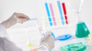 Modern Laboratuvar Ayarlarında Bilimsel Deneyler Yapan Eller.