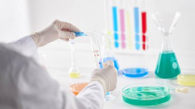 Modern Laboratuvar Ayarlarında Bilimsel Deneyler Yapan Eller.