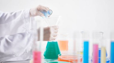 Modern Laboratuvar Ayarlarında Bilimsel Deneyler Yapan Eller.