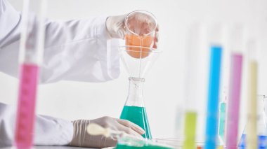 Modern Laboratuvar Ayarlarında Bilimsel Deneyler Yapan Eller.