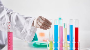 Modern Laboratuvar Ayarlarında Bilimsel Deneyler Yapan Eller.