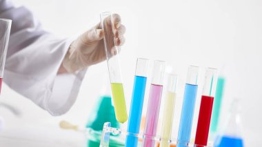 Modern Laboratuvar Ayarlarında Bilimsel Deneyler Yapan Eller.