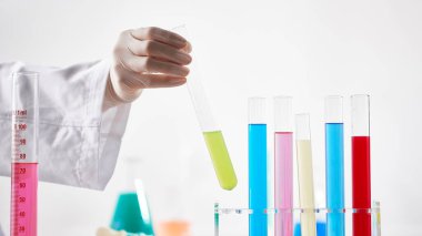 Modern Laboratuvar Ayarlarında Bilimsel Deneyler Yapan Eller.
