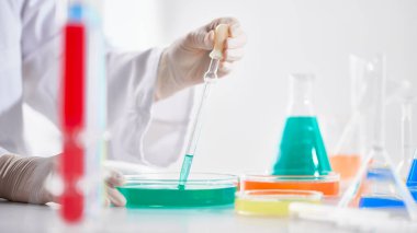 Modern Laboratuvar Ayarlarında Bilimsel Deneyler Yapan Eller.